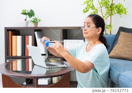 カードを見るシニア女性 カードを見るシニア女性 70152771
