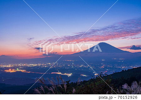 （静岡県）足柄峠から望む、小山・御殿場の街灯りと富士山 70152926