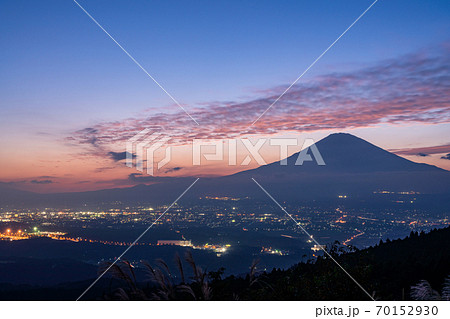（静岡県）足柄峠から望む、小山・御殿場の街灯りと富士山 70152930