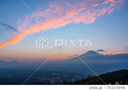(静岡県)足柄峠から望む、富士山 夕景 (静岡県)足柄峠から望む、富士山 夕景 70153048
