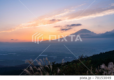 (静岡県)足柄峠から望む、富士山 夕景 (静岡県)足柄峠から望む、富士山 夕景 70153049