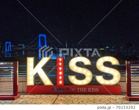 お台場にてTHE KISS×レインボーブリッジの夜景 70153202