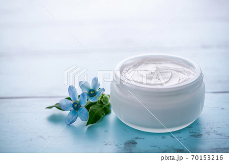 保湿クリーム スキンケアのイメージ素材 保湿クリーム スキンケアのイメージ素材 70153216