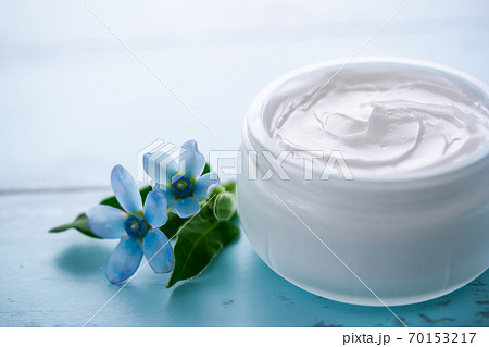 保湿クリーム　スキンケアのイメージ素材 70153217
