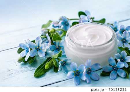 保湿クリーム　スキンケアのイメージ素材 70153251