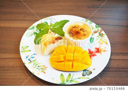 スイーツ盛り合わせ（チーズケーキ、クリームブリュレ、マンゴー） 70153466