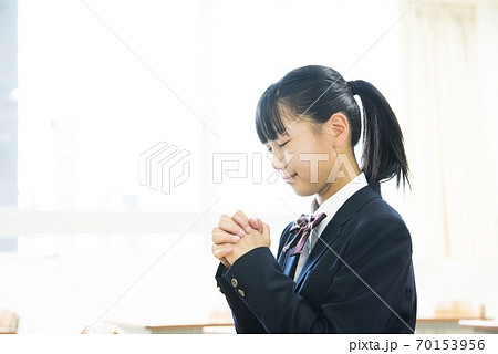 祈る　女子高生　女子中学生 70153956