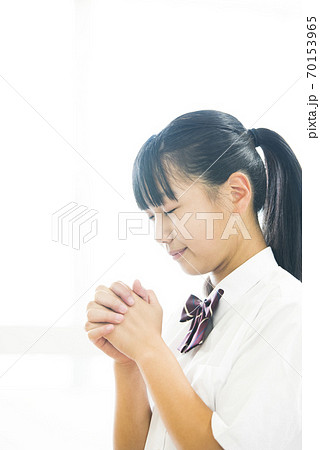 祈る 女子高生 女子中学生 祈る 女子高生 女子中学生 70153965