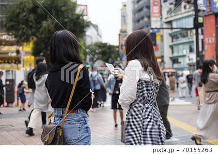 渋谷スクランブル交差点いた10代の女の子の後ろ姿の写真素材