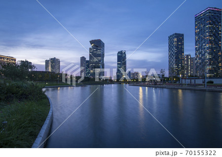 風景 高層ビル 湖 70155322