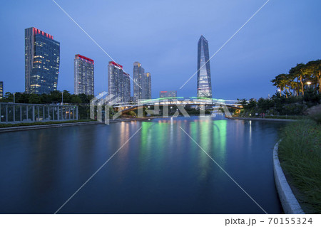 風景 高層ビル 湖 70155324