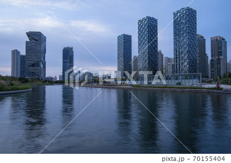 風景 高層ビル 湖 70155404
