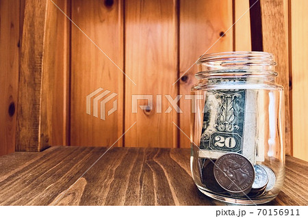 金 お金 マネー 硬貨 コイン ドル紙幣 ガラス瓶の中のコインと紙幣 2 金 お金 マネー 硬貨 コイン ドル紙幣 ガラス瓶の中のコインと紙幣 2 70156911