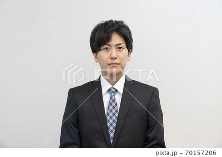 スーツ姿の若い男性 70157206