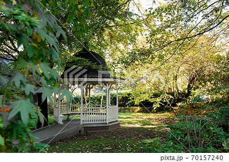 公園にあるガジボ東屋 70157240