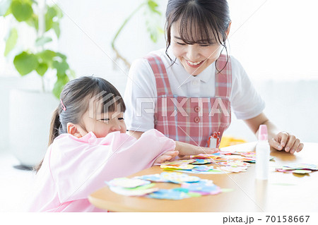 保育イメージ　工作をする女の子と保育士 70158667
