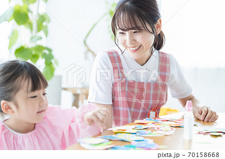 保育イメージ 工作をする女の子と保育士 保育イメージ 工作をする女の子と保育士 70158668