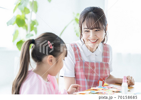 保育イメージ 工作をする女の子と保育士 保育イメージ 工作をする女の子と保育士 70158685