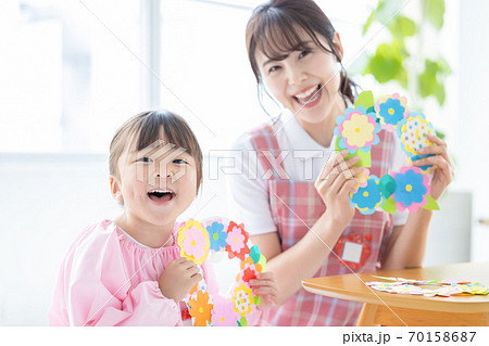 保育イメージ　工作をする女の子と保育士 70158687