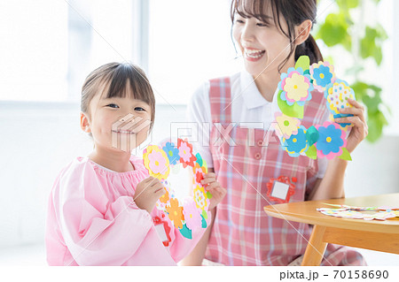 保育イメージ 工作をする女の子と保育士 保育イメージ 工作をする女の子と保育士 70158690