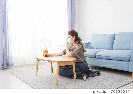 体調不良に苦しむマスクをつけた女性 体調不良に苦しむマスクをつけた女性 70159014