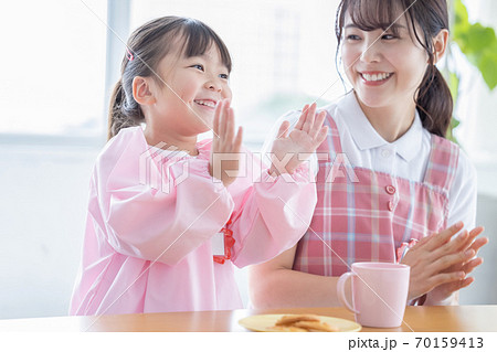 保育イメージ 保育士と女の子のポートレート 保育イメージ 保育士と女の子のポートレート 70159413