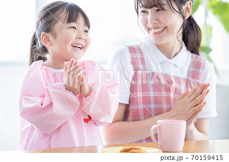 保育イメージ 保育士と女の子のポートレート 保育イメージ 保育士と女の子のポートレート 70159415