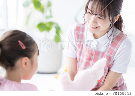ぬいぐるみで遊ぶ女の子と保育士 ぬいぐるみで遊ぶ女の子と保育士 70159512