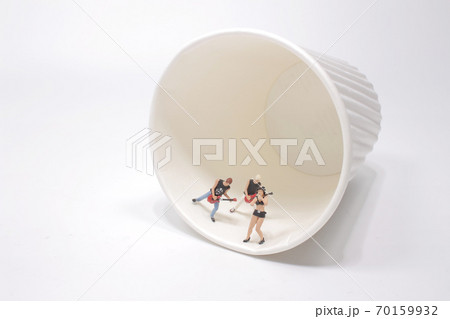 the mini of singer have the concert on paper cup 70159932