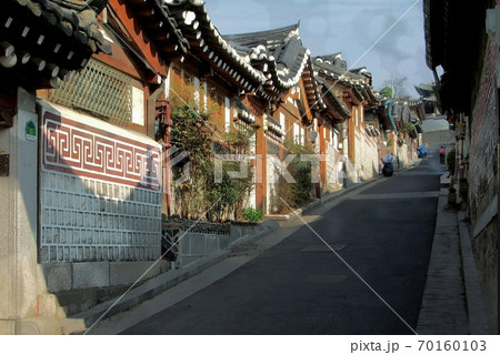 韓国ソウル 伝統家屋が並ぶ路地の風景 70160103