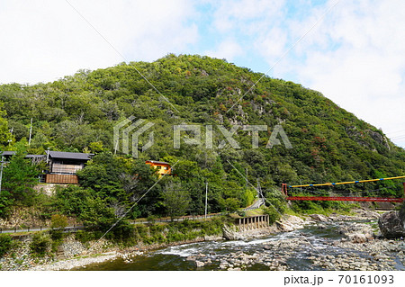 兵庫県 西宮市・宝塚市 武田尾温泉 旅館と武田尾橋(初秋) 兵庫県 西宮市・宝塚市 武田尾温泉 旅館と武田尾橋(初秋) 70161093