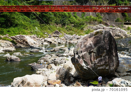兵庫県　西宮市・宝塚市　武田尾温泉　武庫川上流と武田尾橋（初秋） 70161095