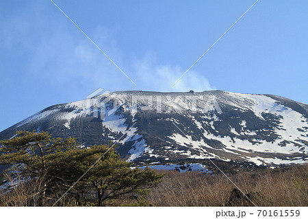 残雪の浅間山を望む早春の浅間高原 70161559