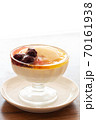 Close-up a cup of pudding with apple syrup and berries 70161938