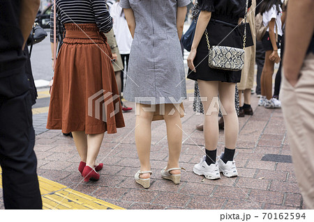 渋谷スクランブル交差点いた10代の女の子の後ろ姿の写真素材
