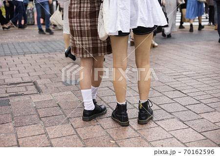 渋谷スクランブル交差点いた10代の女の子の後ろ姿 70162596