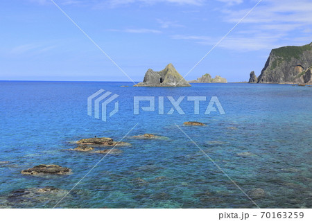 北海道神恵内村のシャコタンブルーと窓岩 70163259