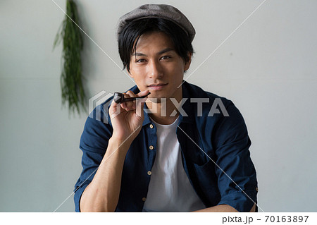タバコを吸うかっこいい男性の写真素材