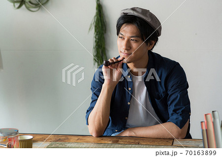 タバコを吸うかっこいい男性の写真素材