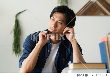 タバコを吸うかっこいい男性 70163901