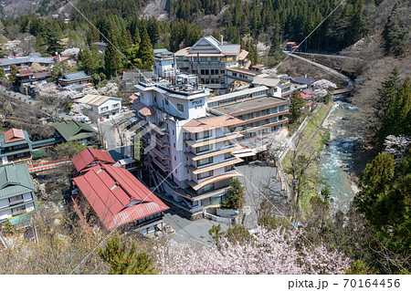 春の四万温泉　温泉街 70164456