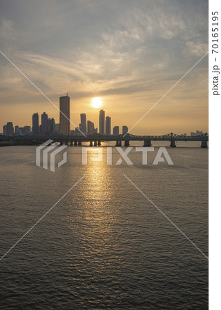 ソウル漢江の夕焼け 70165195