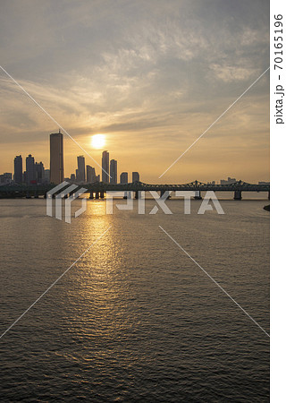 ソウル漢江の夕焼け 70165196