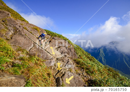 群馬県）谷川岳西黒尾根の岩場を登るの写真素材 [70165750] - PIXTA