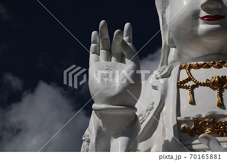 タイ王国・チェンライ・ワット ファイプラクーンで手の平に仏眼を刻み説法印(転法輪印)を組む巨大仏像 タイ王国・チェンライ・ワット ファイプラクーンで手の平に仏眼を刻み説法印(転法輪印)を組む巨大仏像 70165881