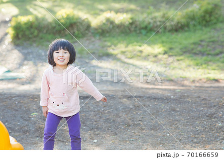 スベリ台で遊ぶ女の子 70166659