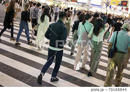 コロナ禍で渋谷スクランブル交差点を歩く若者たち後姿 コロナ禍で渋谷スクランブル交差点を歩く若者たち後姿 70168844