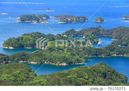 長崎県 晴天下の佐世保九十九島と遊覧船の写真素材