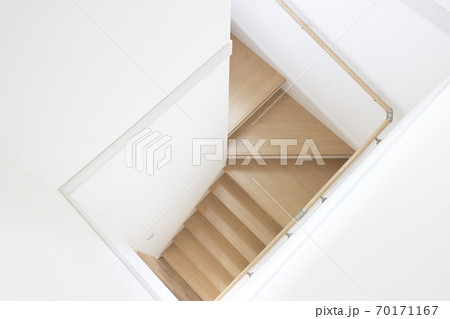 上から撮影した、木造住宅の階段 70171167