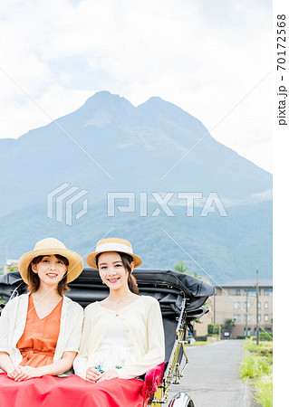 湯布院女子旅で人力車を楽しむ女性と友達 【9月】【撮影協力 人力車のえびす屋】 湯布院女子旅で人力車を楽しむ女性と友達 【9月】【撮影協力 人力車のえびす屋】 70172568